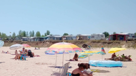Голяма част от караваните на плажа на Крапец също са с румънска регистрация.