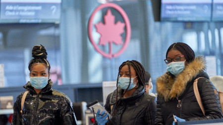 Властите в Канада ще позволят на служители в здравния сектор