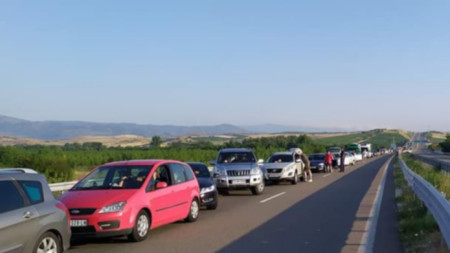 Колоната от леки автомобили, изчакващи по трасето на АМ „Струма“