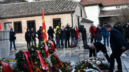 Официалната българска делегация, водена от вътрешния министър Иван Демерджиев, поднася венци и цвята на гроба на Гоце Делчев в църквата 
