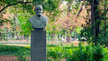 Паметникът на Антон Безеншек в Пловдив