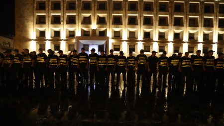 Полиция пази сградата на грузинския парламент по време на протеста в Тбилиси.