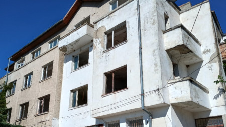 На снимката е опасната сграда на стария съд, строена 1968 година. Според подадените оферти от  специализирани фирми по-рано събарянето и би струвало около 60 хиляди лева.