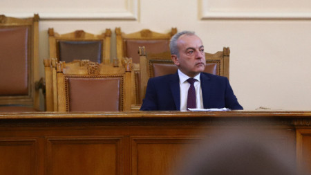 Служебният премиер Гълъб Донев присъства на заседанието на НС, на което се обсъжда т.нар. удължителен закон за бюджета - 22 декември 2022 г..