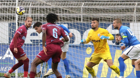 Септември (във виненочервени екипи) вкараха 4 гола на 