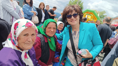Депутатът Цвета Караянчева празнува с припекчани