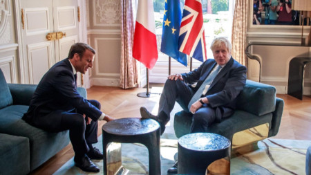 Еманюел Макрон и Борис Джонсън в началото на срещата им в Елисейския дворец в Париж.