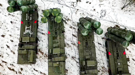 Зенитно-ракетните системи С-400 „Триумф“ започнаха бойно дежурство на полигон в Брестка област, Беларус.