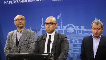 Депутатите от ИТН Тошко Йорданов, Цветан Предов, Андрей Чорбанов (от дясно наляво) правят изявления в сградата на Народното събрание,  28 април 2023 г.
