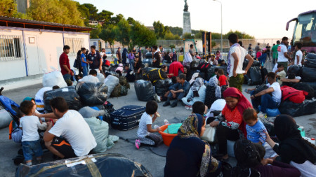 Мигранти чакат на остров Лесбос  да бъдат транспортирани към Солун и Килкис.