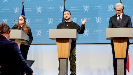 Отляво надясно  - министър-председателката на Исландия Катрин Якобсдотир, президентът на Украйна Володомир Зеленски и министър-председателят на Норвегия Юнас Гар Стьоре - Осло, 13 декември 2023