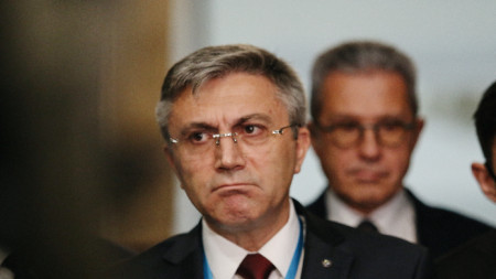 лидерът на ДПС Мустафа Карадайъ, на втори план: Йордан Цонев.