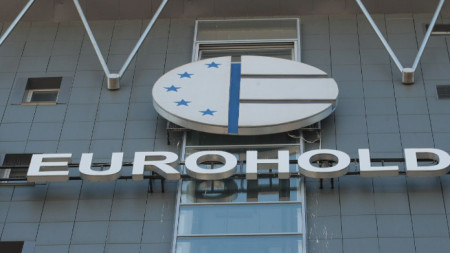 Логото на „Еврохолд“ на централата на компанията в София.