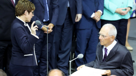 Анегрет Крамп-Каренбауер полага клетва пред председателя на Бундестага Волфганг Шойбле.