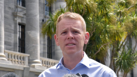 Крис Хипкинс говори пред медиите пред сградата на парламента в Уелингтън, Нова Зеландия, 21 януари 2023 г.