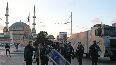 
Турските полицаи се опитват да обезопасят района пред джамията след експлозията на бул. 