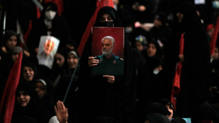 Жена държи портрет на Касем Солеймани на възпоменателна церемония в Техеран, 3 януари 2024 г.