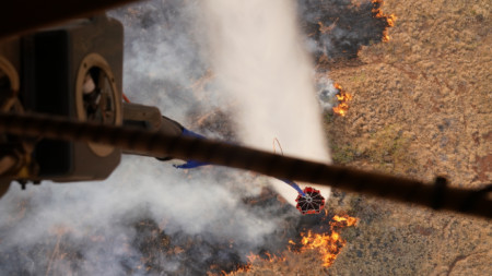 CH47 Chinook на Националната гвардия на Хаваите пуска вода върху горящ горски пожар на остров Мауи, Хаваи, САЩ, 09 август 2023 г.