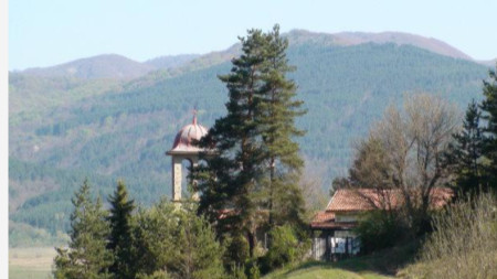 Храмът в с. Ярловци