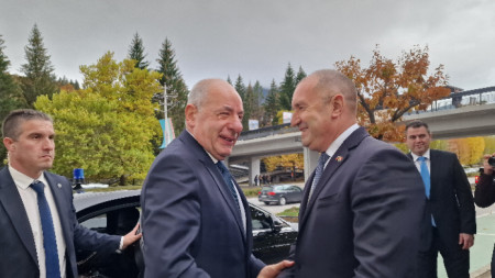 Държавният глава Румен Радев (вдясно) посреща унгарския президент Тамаш Шуйок в Смолян.
