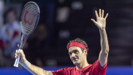 Федерер приема овациите на публиката в Базел.
