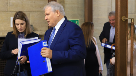 Лидерът на СДС Румен Христов внесе в ЦИК над 6700 подписа за регистрацията на партията за местните избори