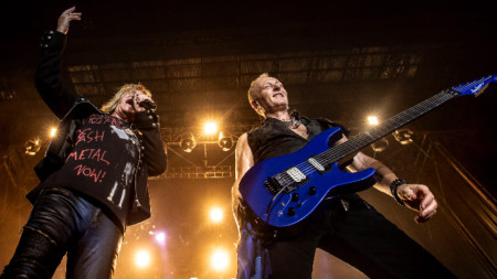 Певецът на британската група `Def Leppard` Джо Елиът (вляво) и китаристът Фил Колън по време на концерт в Барселона, Испания, юли 2019 г.