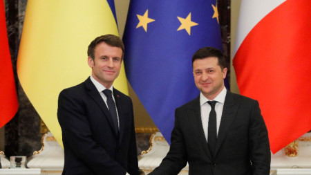 Президентите на Франция Еманюел Макрон (вляво) и на Украйна Володомир Зеленски