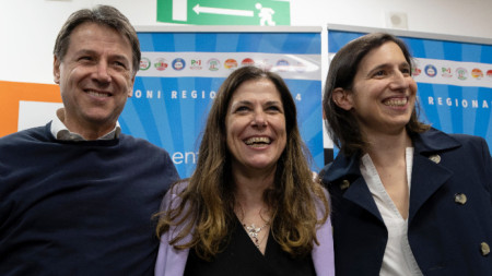 Алесандра Тоде (в средата) с партийните лидери Джузепе Конте и Ели Шлайн.