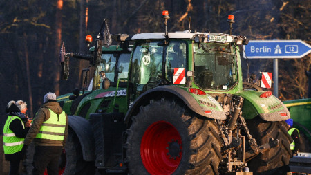 Протестиращи с тракторите си блокират изхода на магистрала A12 близо до град Щорков, като част от националната стачка на фермерите, Германия, 10 януари 2024 г.