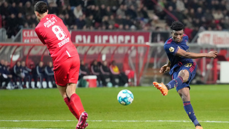 Мохамед Кудус бележи победния гол за Аякс в Енсхеде.