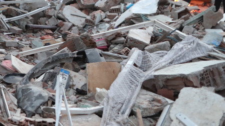 Останки от срутена сграда в Турция