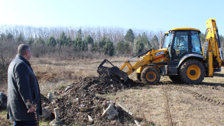 СНИМКА: Почистване на сметище в хасковската вилна зона 