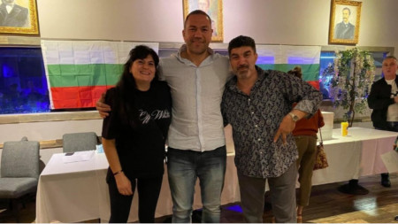 Кубрат Пулев със собствениците на българския ресторант, където се проведоха изборите в Лас Вегас