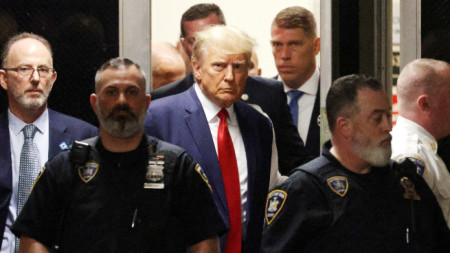 Бившият президент на САЩ Доналд Тръмп върви към съдебната зала в Нюйоркския наказателен съд, Ню Йорк, САЩ, 4 април 2023 г. 