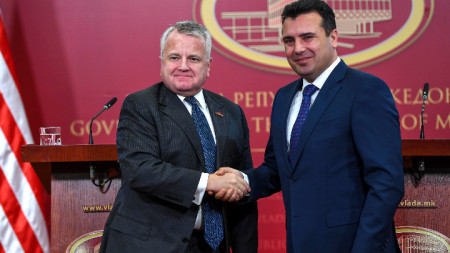 Заместник-държавният секретар на САЩ Джон Съливан (вляво) обвини Русия, че опитва да провали договора за смяната на името на Македония