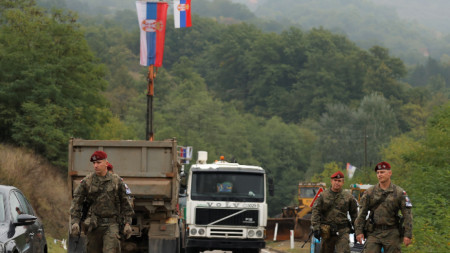 Войници от НАТО патрулират по границата между Косово и Сърбия