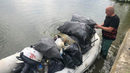 Близо 90 процента от събрания боклук е донесен в язовира от водите на река Струма.