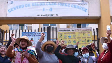 Роднини на ранени при сблъсъците между протестиращи и силите за сигурност протестират пред здравен център в Джулиака, Перу, 9 януари 2023 г. Десетки загинаха при в Перу при протестите след смяната на президентската власт.