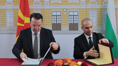 Александър Николоски и Гроздан Караджов подписаха на жп гарата в Гюешево споразумението за подготовката, изграждането и експлоатацията на трансграничния железопътен тунел между двете държави.