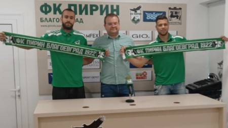 Изпълнителният директор на клуба Елезов с новите играчи.