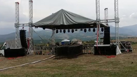 Подготовка на сцената в благоевградското село Дъбрава