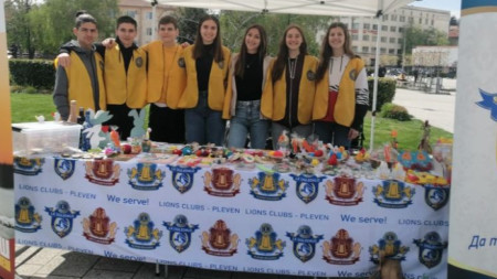 В Плевен ученици организираха великденски благотворителен базар Средствата ще подпомогнат