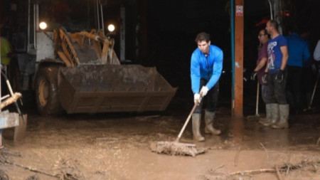 Рафаел Надал се включи активно в отстраняването на щетите от наводнението.