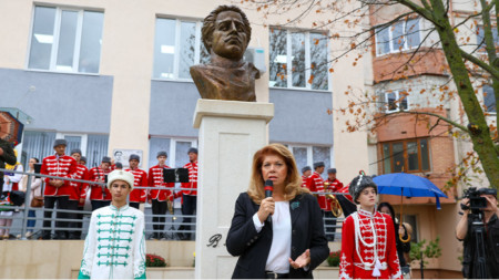 Илияна Йотова при откриването на паметник на Васил Левски в Тараклия през 2023 г.