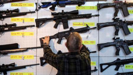 Швейцарските магазини за оръжие трябва да приемат по строги мерки за