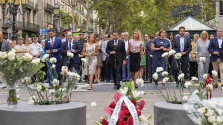 Премиерът на Каталуния Пере Арагонес (в средата) по време на възпоменателната церемония