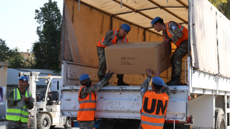 Военни на ООН товарят в Кипър помощи за пострадалите от труса, 15 февруари 2023 г.