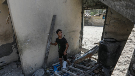 Разрушеният дом на семейство Хамад след израелски въздушен удар в бежанския лагер Ал Нусайрат в централната част на Ивицата Газа, 16 юли 2024 г.