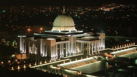 Президентският дворец в Ашхабад, столицата на Туркменистан.